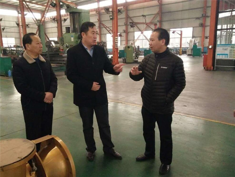 章丘雙山街道黨工委書記李屹東考察山東蜜桃性爱视频機械有限公司