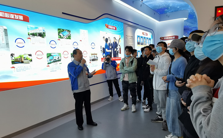 景書記從蜜桃性爱视频的品牌、企業理念、公司規模、全球布局等方麵介紹了公司