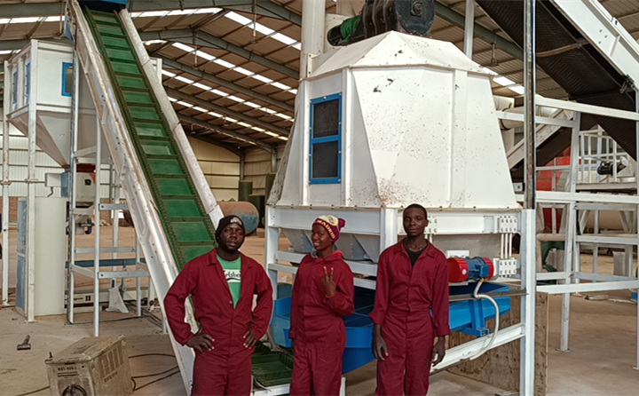 黑人小哥小妹紛紛為蜜桃性爱视频蜜桃AV在线网址設備的產能點讚豎大拇指