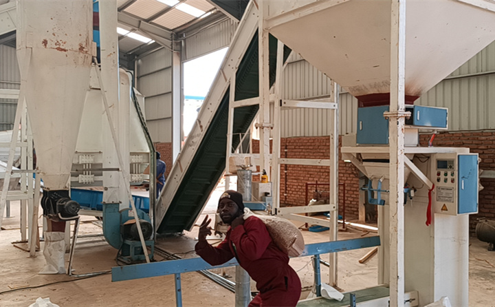 非洲馬拉維生物質蜜桃AV在线网址操作者---調皮的小哥