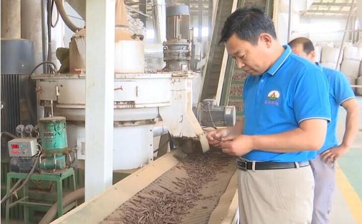 蜜桃AV在线网址生產線全部實現自動化，年處理秸稈等廢棄物12萬噸，有效解決了因廢棄物堆積造成的農村環境問題，實現了農林廢棄物的綜合利用