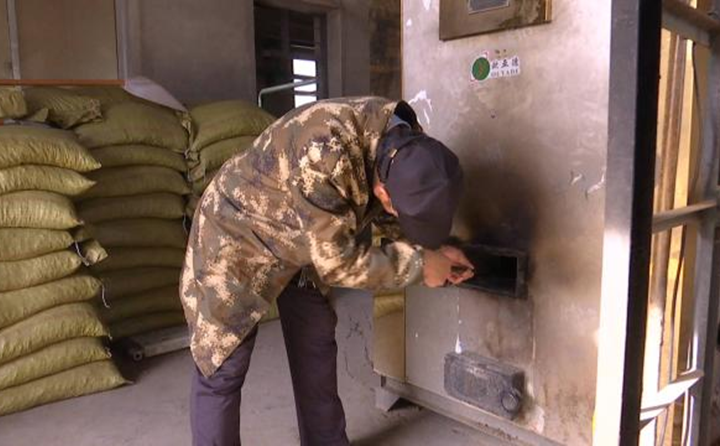 蜜桃性爱视频在店子鄉政府鍋爐房看到，鍋爐內正在使用生物質顆粒燃料加熱取暖。店子鄉工作人員告訴蜜桃性爱视频，生物質燃料與傳統的煤炭相比，十分的環保方便。