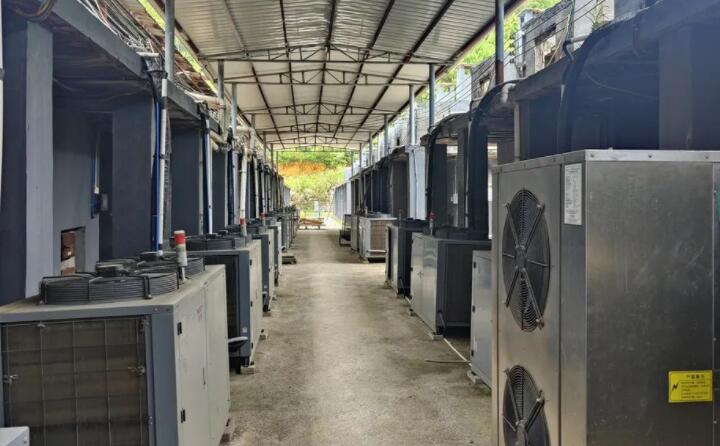 智能化烘烤和以前老式的烤房不一樣，它是利用裏麵溫度和濕度傳感器傳到主控儀，主控儀再來感知它的溫度和濕度，進而控製燃燒機火力的大小和排濕的大小來調製烘烤煙葉，所以更加精準，更加靈敏，而且烘烤的煙葉質量也要好得多。