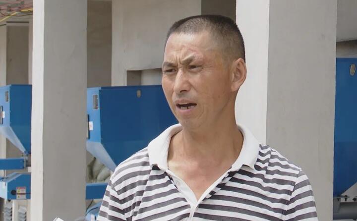 煙農代興祥說：“生物質燃料烤煙用起來比原煤要方便的多，像以前燒原煤時，每天晚上都要起來添煤，如今這個烤房隻要把箱子裏麵加滿，它基本上可以管四個小時，現在蜜桃性爱视频一個人可以燒十幾間烤房，人工這方麵要節約很多。”