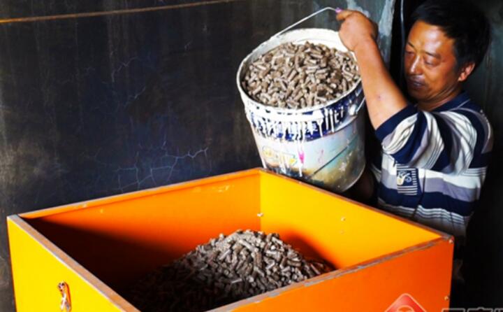 麵對施甸縣善雲烤煙合作社負責人段自學的來訪，施甸縣仁和鎮菠蘿村村民李應良高興得合不攏嘴。“生物質燃料顆粒效果太好了，光請工的成本就比原來燒煤柴烤減少了2個、每爐的烘烤成本降低了168元。這種算下來，今年我家大春作物畝產值可增加200來塊！作物收入就增加了17000多元。”