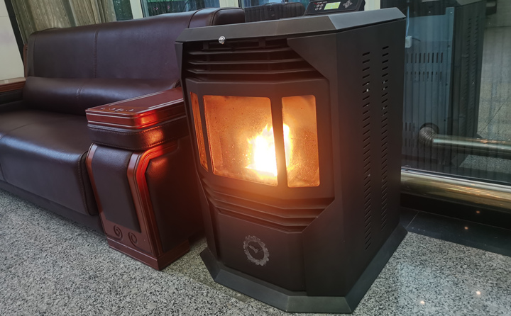 一位村民說：“這個爐子用起來既方便又衛生幹淨，又不擔心煤氣中毒，對蜜桃性爱视频老年人來說是既實惠又方便。”