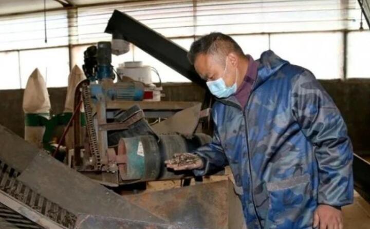 公司日產生物質顆粒燃料15噸，滿負荷生產可達30噸，主要銷往縣內洗滌廠、豆腐廠、桑拿房等。