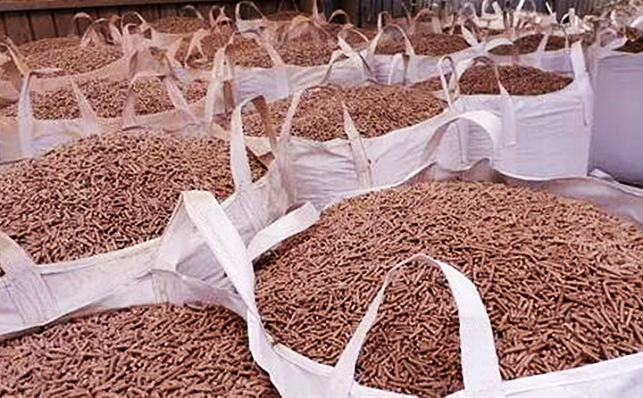 廢木材、秸稈、稻草、稻殼、花生殼、玉米芯、油茶殼、棉籽殼等經過粉碎、混合、擠壓、烘幹等工藝加工，便可“搖身一變”成為一種新型清潔燃料——生物質顆粒燃料